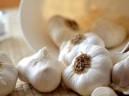 大蒜是生吃好还是熟吃好?3大功效对比,快告诉