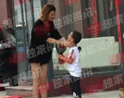 王宝强和绯闻女友冯清又同框?两人疑似同居(图9) 王宝强和绯闻女友冯清又同框?两人疑似同居(图9)