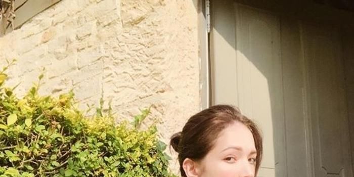 许玮宁国外旅游分享辣照 高开衩泳衣露美背蜜