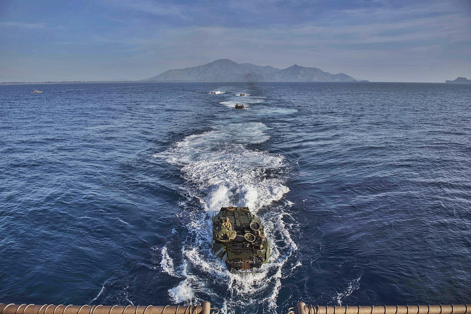 日本陆上自卫队的两栖快速部署旅的AAV-7装甲车在菲律宾苏比克湾参与演习。