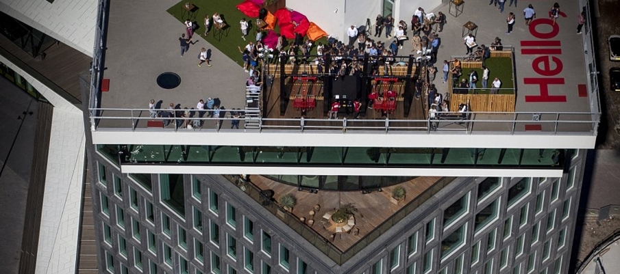 图为俯视荷兰高空秋千的场景。