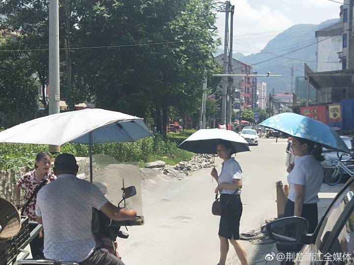 烈日下的坚守,湖北长阳农商行人的汗水浸湿了