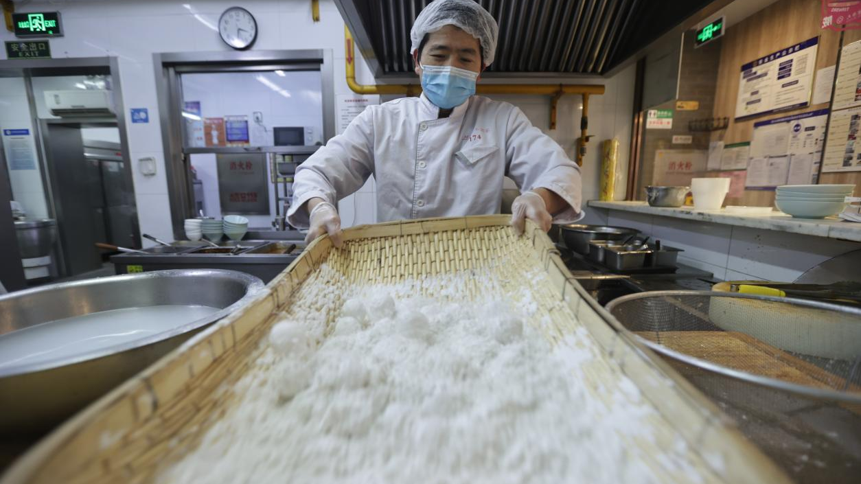 手摇元宵受青睐、包间全订满 老字号成市民元宵家宴首选 手摇元宵受青睐、包间全订满 老字号成市民元宵家宴首选