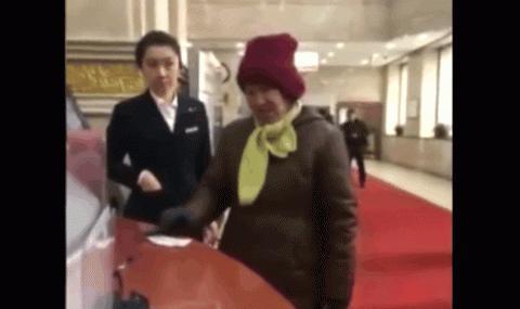 大妈去银行柜台取钱, 拿出存单后, 工作人员都看