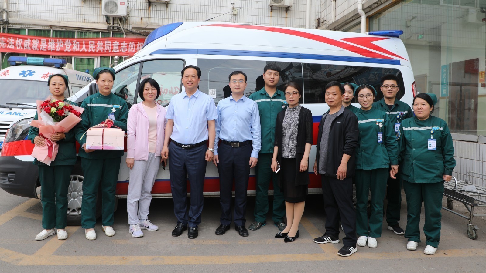 浓情护士节——汝州市中医院领导鲜花蛋糕送天使