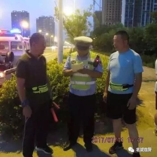 山东临沂交警全员上路 要求暴走团按法规在人行道行走 山东临沂交警全员上路 要求暴走团按法规在人行道行走