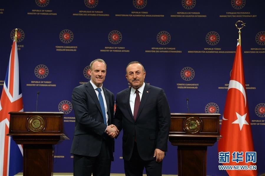 3月3日，在土耳其安卡拉，土耳其外长恰武什奥卢（右）与来访的英国外交大臣拉布在联合新闻发布会上握手致意。 