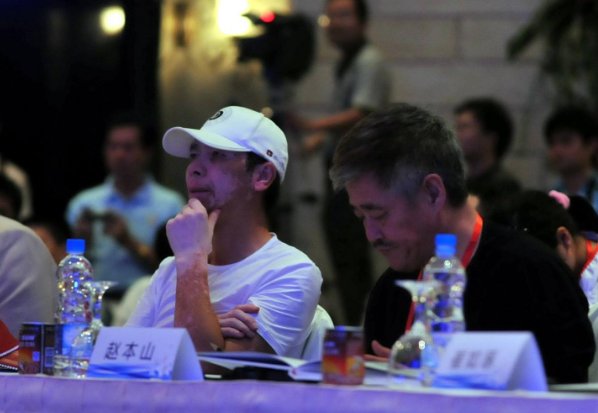 冯小刚口误开撕赵本山,当场被扇耳光,网友直呼