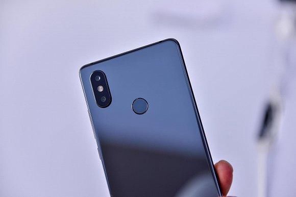 给你2000块钱你是愿意买小米8SE呢?还是买iP