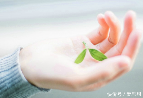 女生暗恋一个男生的表现有哪些 女生暗恋你的