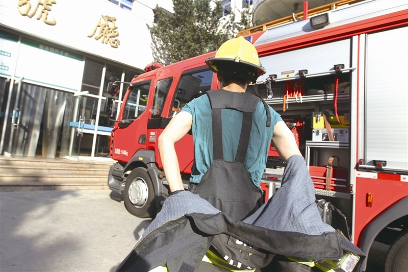 体验消防员训练:从头到脚捂严实 背十多公斤重物