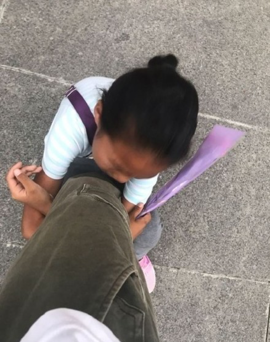七夕到了,路上小孩抱大腿卖花你会怎么做?