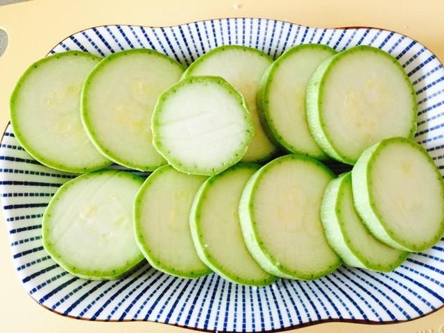 茭瓜炒蛋的做法  茭瓜切片备用,鸡蛋打碎,将蛋液倒入碗里,打碎