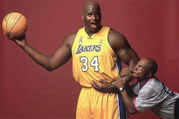 美媒重排NBA历史前十巨星,科比地位暴涨,詹姆