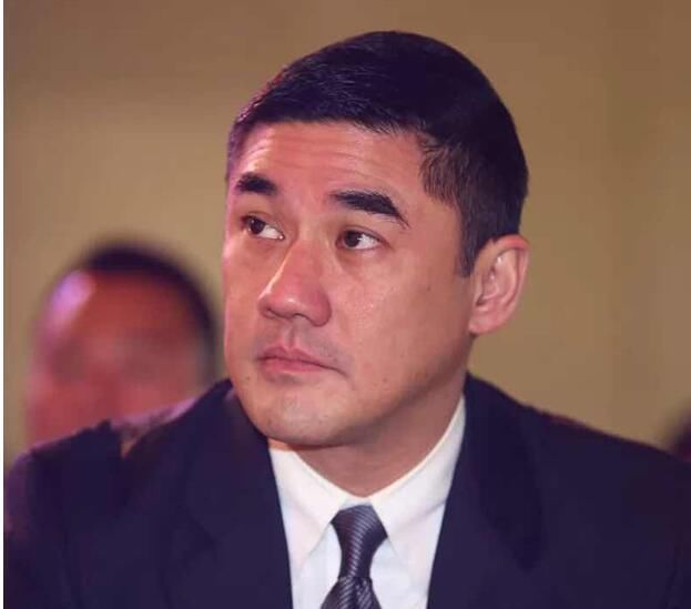 当年和刘德华比帅的吴大维,现胖到连脖子都没了,52岁至今无儿女