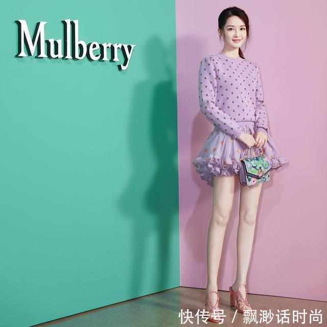 李沁穿"人字高跟鞋,只靠两根带子系着,真怕挂不住!