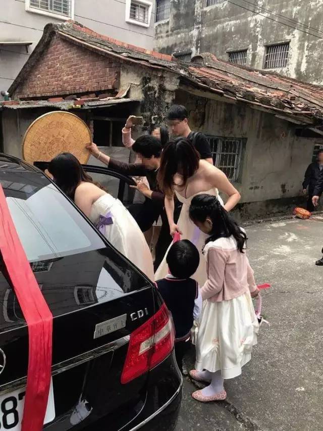 女子结婚请闺蜜当伴娘 结果被闺蜜大胸抢镜 女子结婚请闺蜜当伴娘 结果被闺蜜大胸抢镜