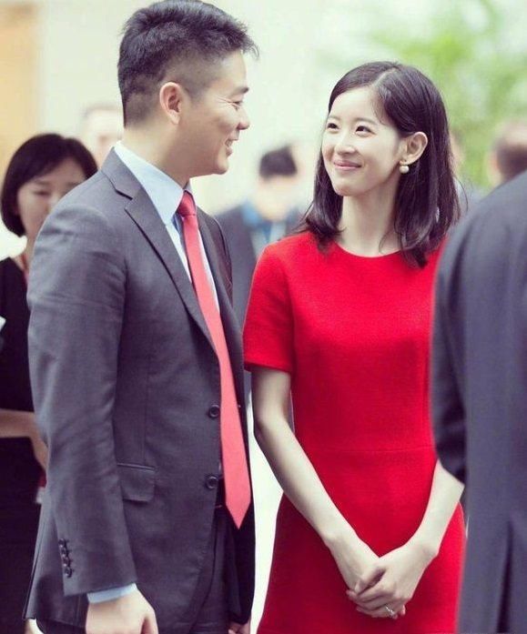 望夫脸!刘强东宴会演讲 章泽天全程崇拜脸爱意