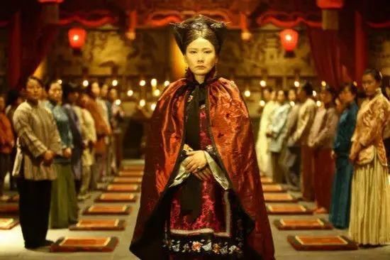 5岁父母离异,29岁搭档巩俐,和初恋相守35年,这