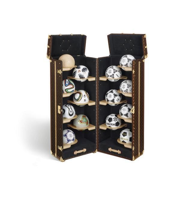 LV太子妃低V登上世界杯绿茵场,俄罗斯国宝超