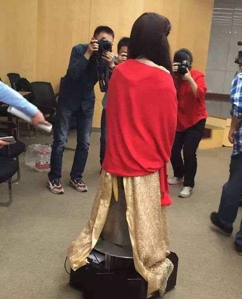 国产智能机器人“佳佳”:堪称美女