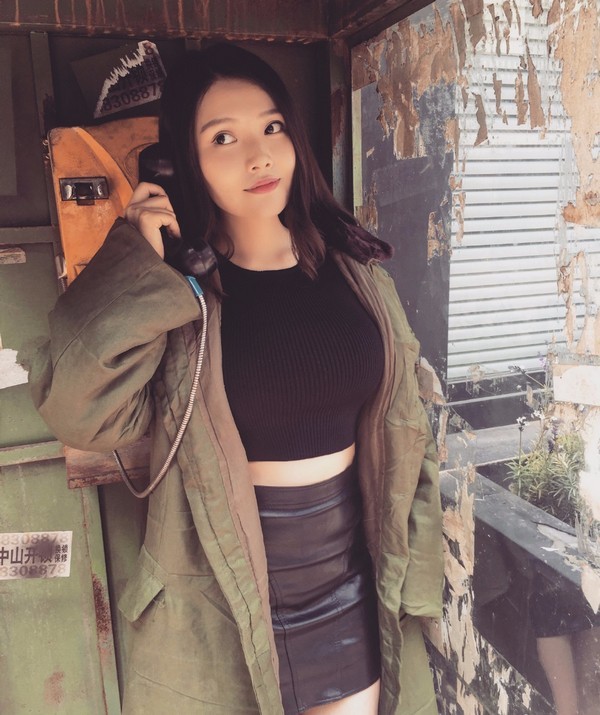 大嫂变军嫂!徐冬冬挺34e胸穿军大衣秀身材