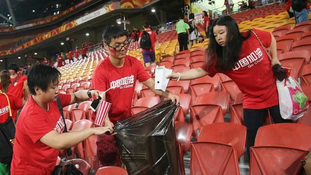 国外捡垃圾国内扔,日本球迷真的高素质?