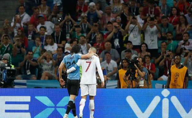 暖心!卡瓦尼受伤离场队友无一上前,C罗搀扶,球