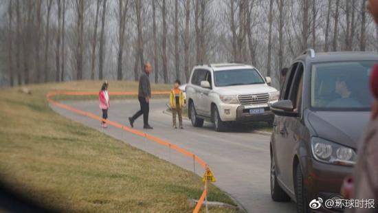 一家人在北京野生动物园白虎区多次下车 不听劝 一家人在北京野生动物园白虎区多次下车 不听劝