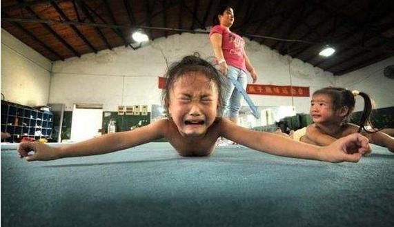 体操运动员有多辛苦?看这些小孩你就知道,网友