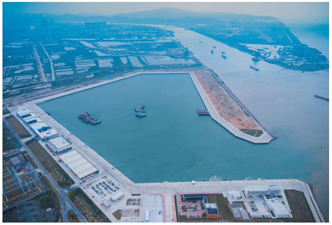渔港位于粤港澳大湾区腹地,按照国家中心渔港标准,采用挖入式港池设计