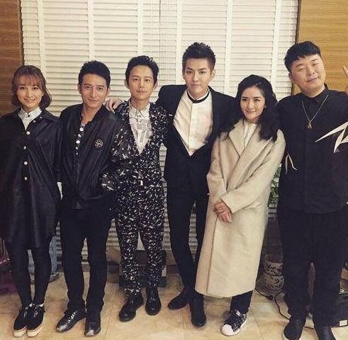 绅士之手吴亦凡,逢人拍照就驼背,一位明星前他站直了