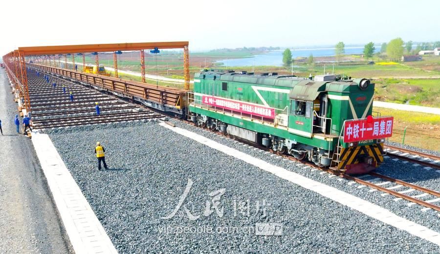 湖北襄阳:蒙华铁路湖北段长轨进场