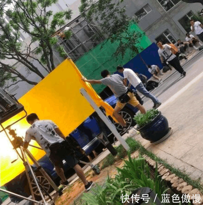 受崔永元范冰冰风波影响?冯小刚现身《手机2