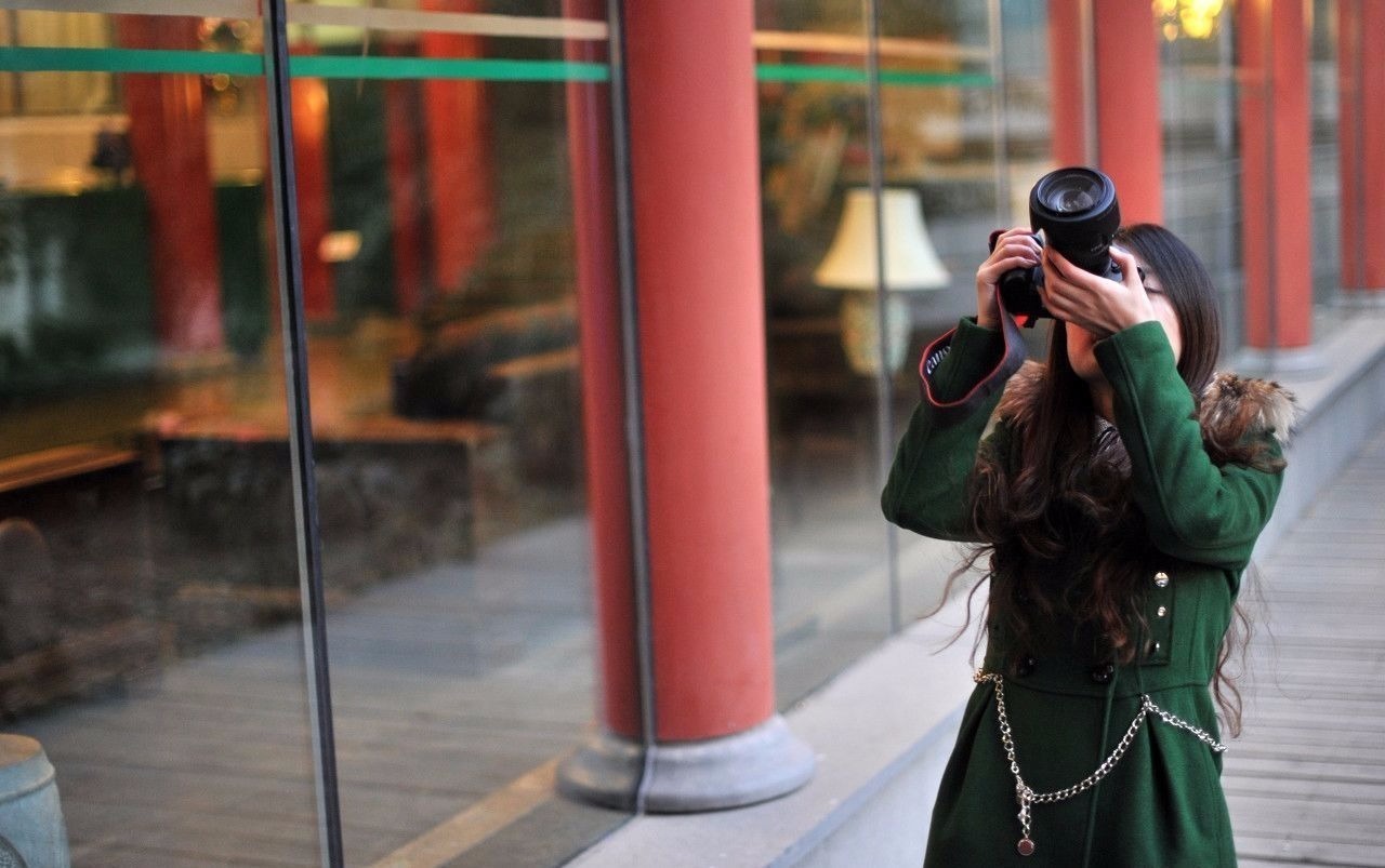 “比如进酒店大门的时候，如果有门童在，哪怕一句简单的欢迎光临，也会感觉这个酒店的服务是很到位的，如果有人帮忙提行李就会感觉更加分。其次就是在前台，如果服务人员的效率很高，这也是值得加分的”欣妍介绍说。酒店体验员要交的作业主要有两方面，一方面是要给酒店发实时的微博，比如今天体验哪些部分很好，很有特色，首先会在微博上做一轮介绍。