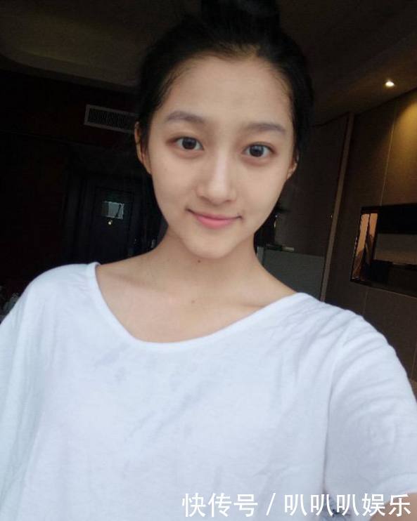 看了关晓彤的家境,鹿晗才是人生赢家,这高枝攀