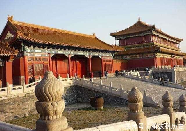 为什么故宫三大殿周围为什么没有一棵树?说出