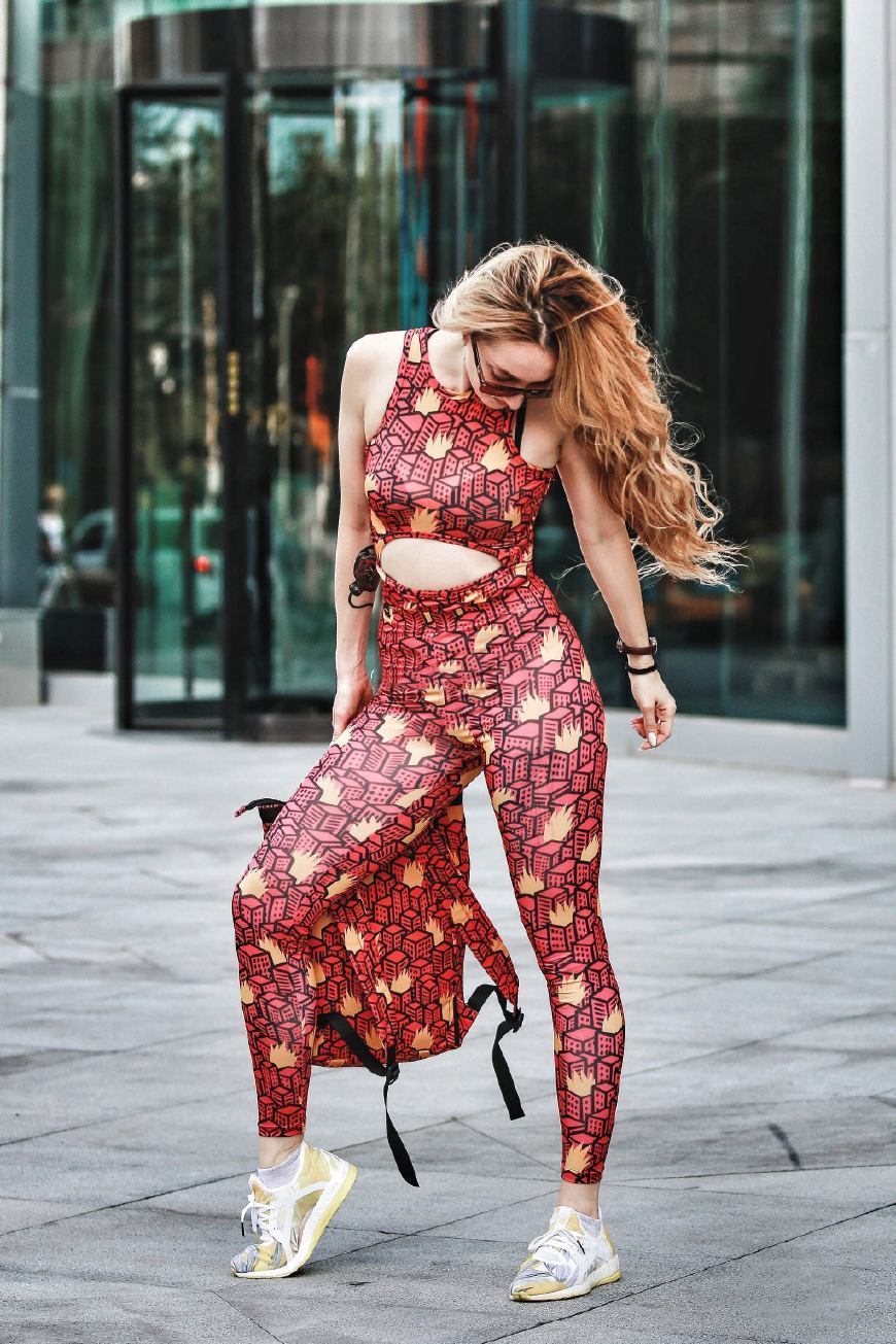 身上有火的老外,摆拍的姿势好美,是专业模特