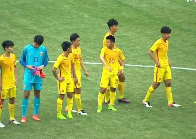 够狠!一场1-4惨败后球迷忍无可忍,国足再祭大手