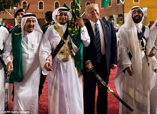 沙特赠与特朗普83件礼物清单曝光:有匕首有虎皮长袍