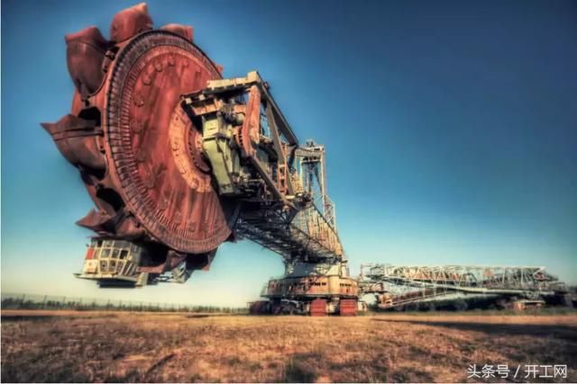 德国造出世界最大挖机,工作效率顶10000名工