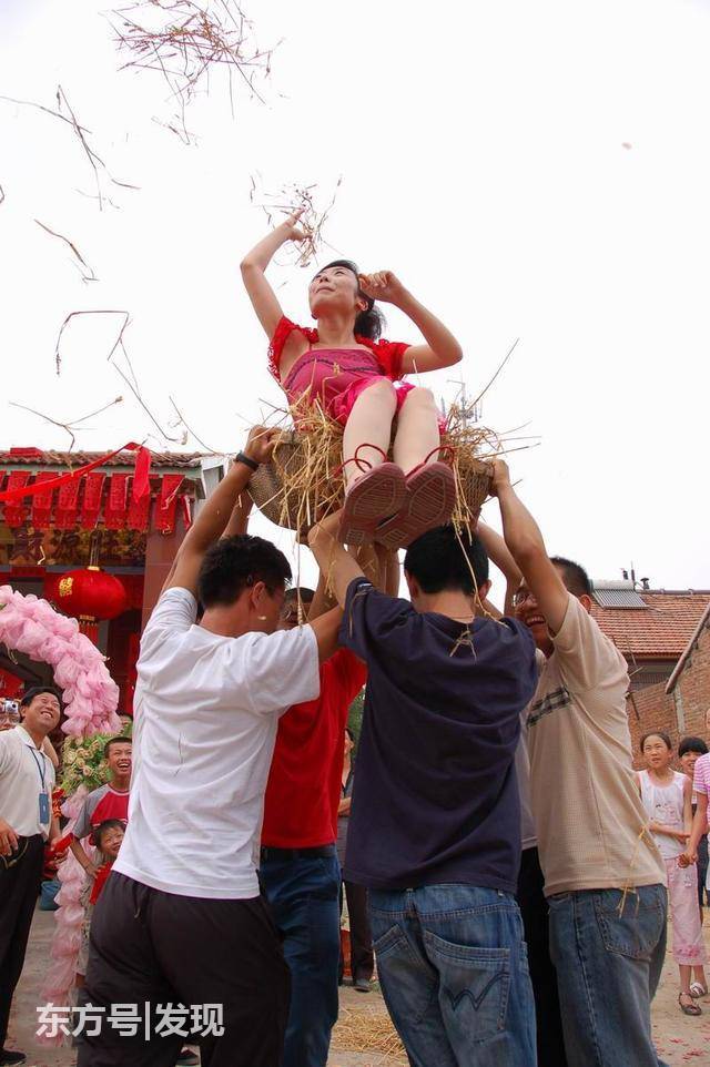 农村婚礼新娘子现场惨遭被闹,当众被亲,簸箩举高高!