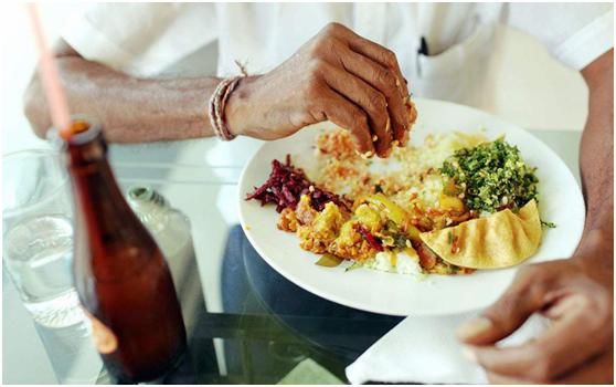 印度人来中国旅游,因为一道重庆美味改掉用手