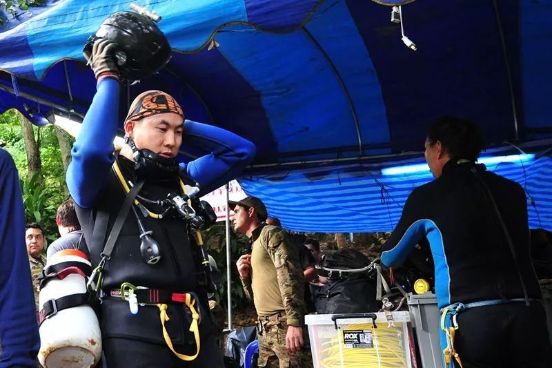 与暴雨赛跑!泰国4名被困小球员获救,1名救援人