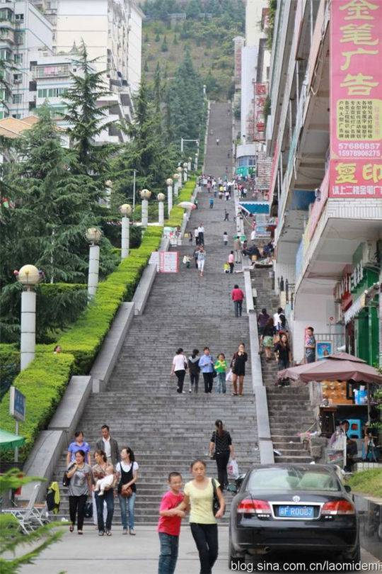 据了解，图片拍摄者所站之处不是梯子的最低端。这只是梯子的一部分，下面还有一半到滨江路。网友说：目测照片只有1/3长度不到。别问我为什么知道，因为我是当地人。据悉，这条长梯应该位于巫山的神女大道，又称巫山百步梯。