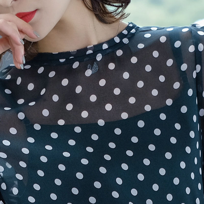 三四十岁女人!学下面女士穿短袖上衣,年轻不止