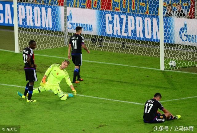 世界杯比赛中 球员捡到这个东西 裁判赶紧拿走