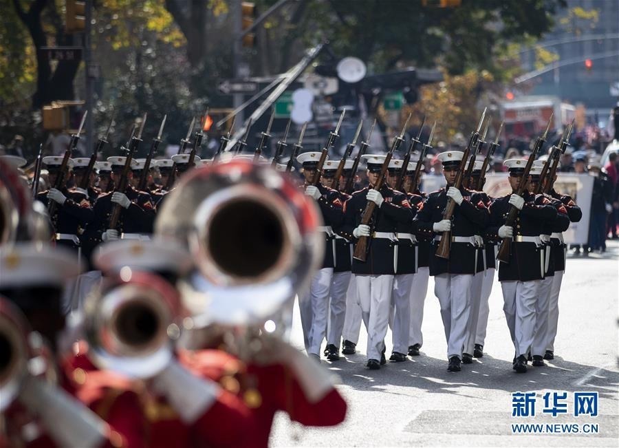 11月11日，人们在美国纽约参加退伍军人纪念日游行。