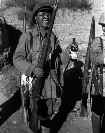 抗战时八路军缴获日本枪会用,但是缴获钢盔为什么不使用