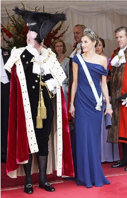 欧洲最穷的王后也是最会穿的王后。